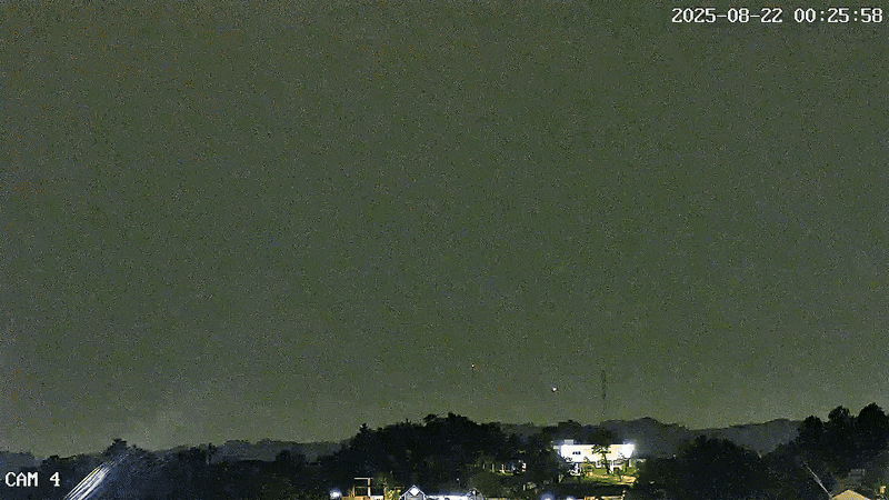 VÍDEO: Sequência de raios ilumina madrugada em Porto Alegre; quase 700 mil descargas elétricas foram registradas no RS  