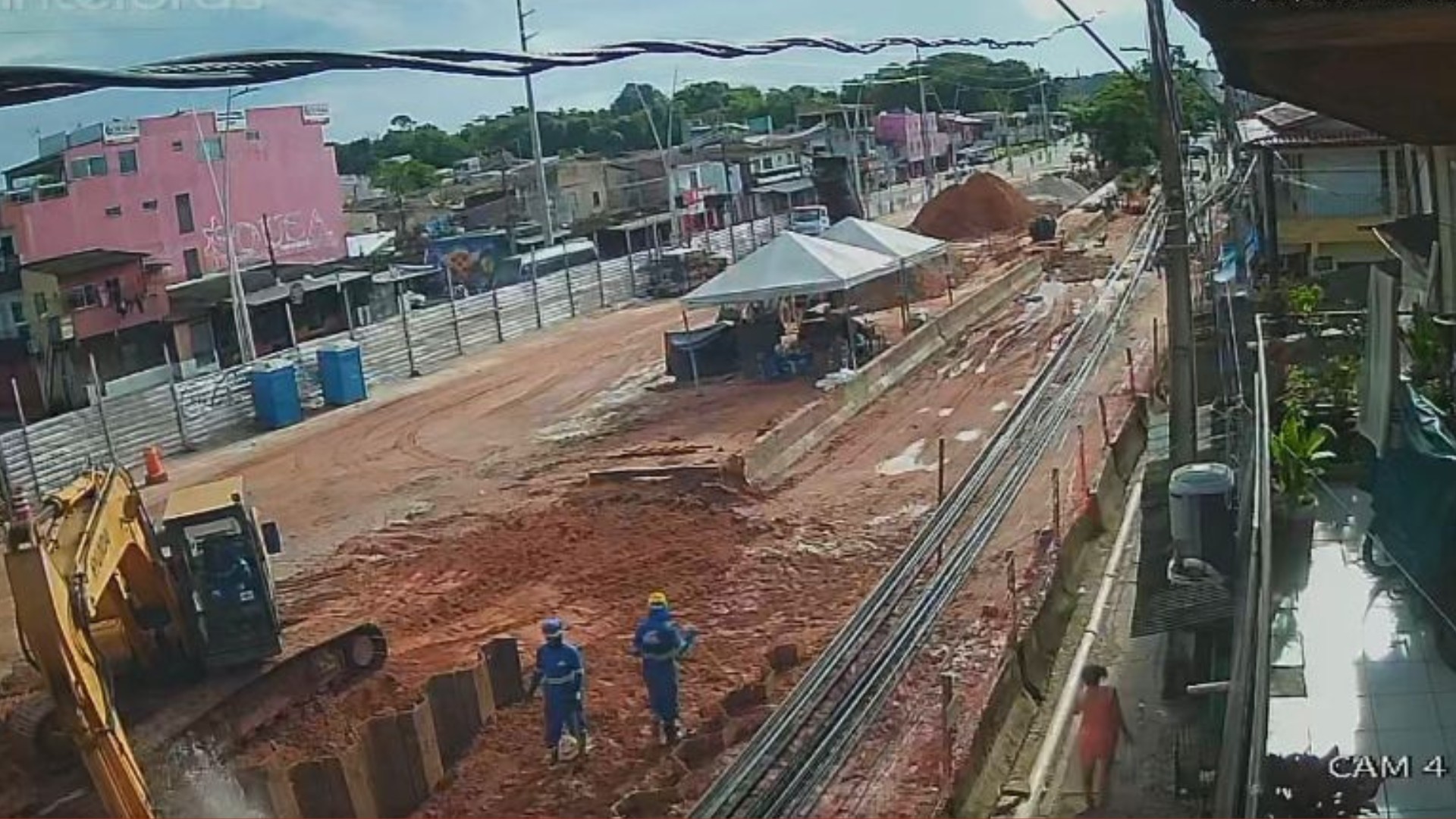 Escavadeira atinge tubulação e provoca vazamento na av. João Paulo II, em Belém