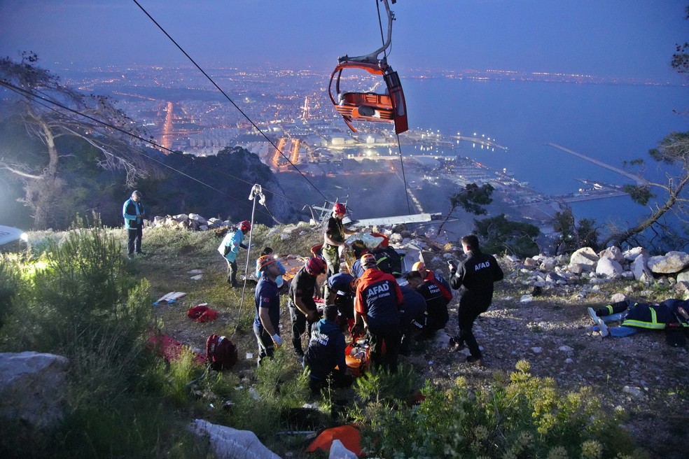 Acidente em teleférico deixa morto e mobiliza operação de resgate na Turquia — Foto: Agência de Notícias Ihlas via Reuters
