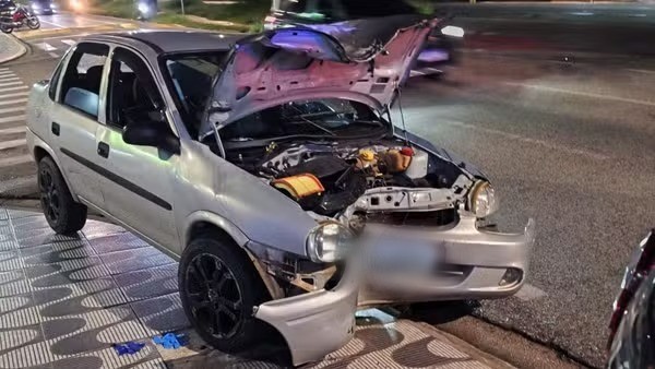 Vídeo mostra início de confusão que terminou com bebê caindo de carro em movimento antes de veículo bater em poste 