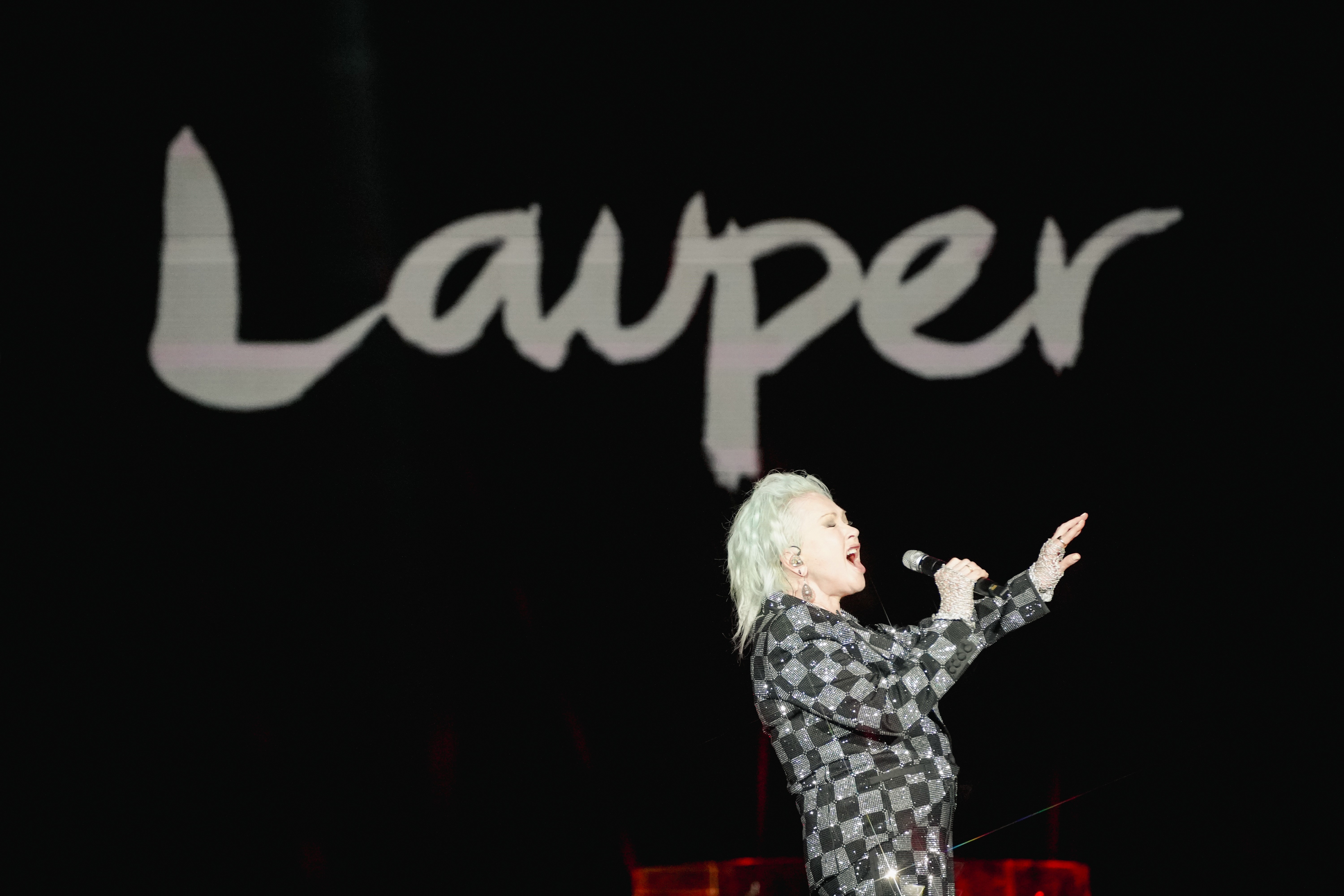 Cyndi Lauper entrega grande performance sem playback em estreia no Rock in Rio, após começo confuso