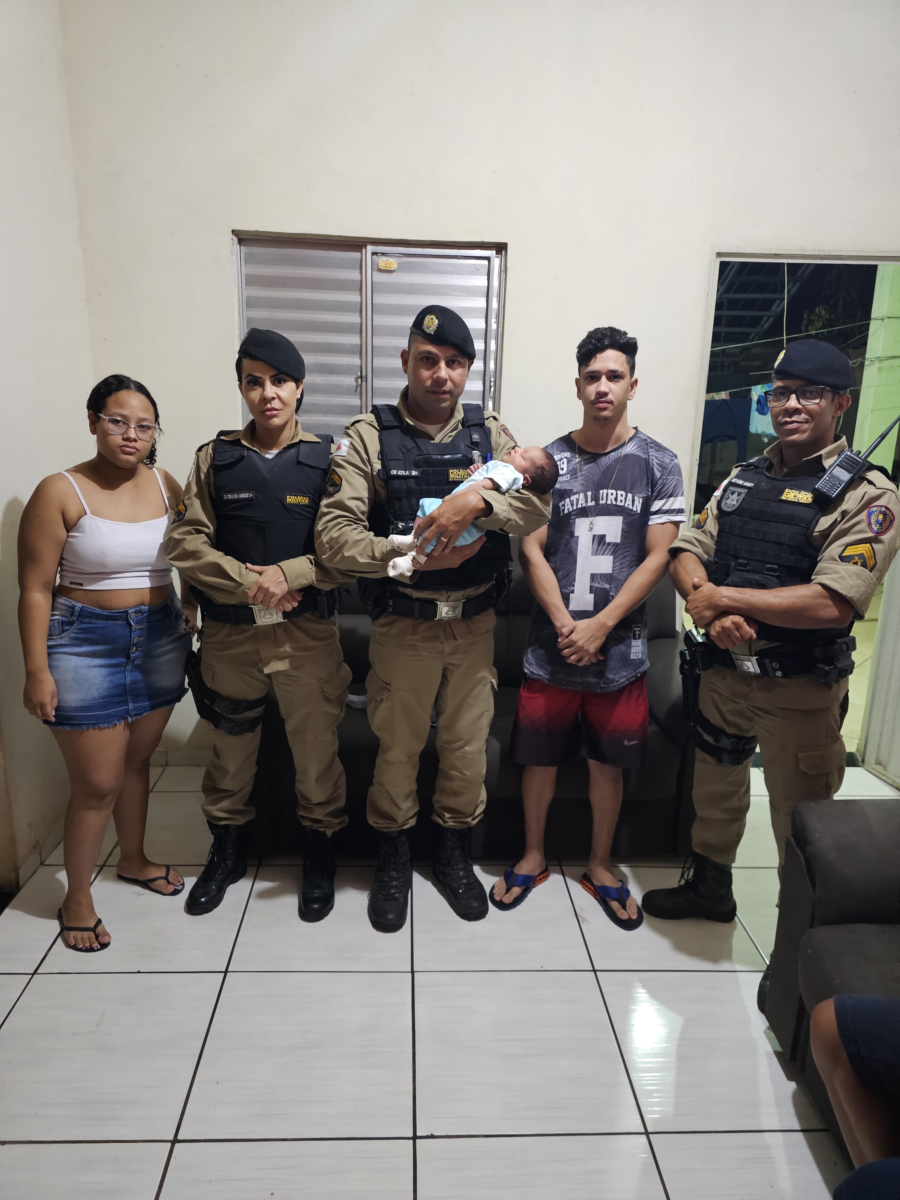 VÍDEO: Com filho de 18 dias sem respirar, pai pede ajuda e policiais militares salvam bebê em MG