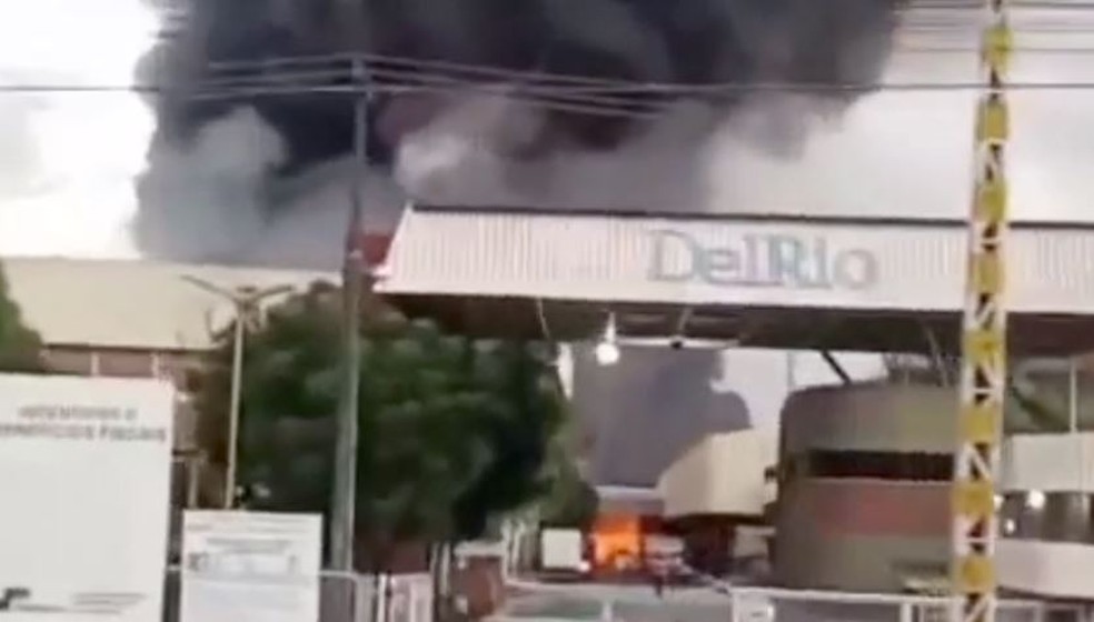 Funcionários estavam trabalhando na fábrica quando o incêndio começou por volta das 4h30 desta quinta-feira (1º). — Foto: Maracanaunse/ Arquivo pessoal