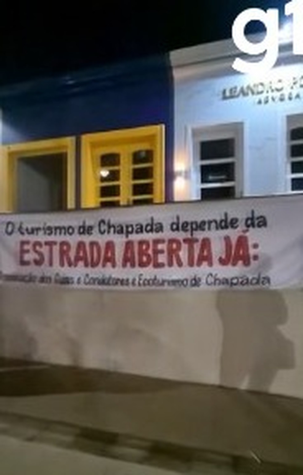 Moradores de Chapada dos Guimarães (MT) fazem protesto contra obras no Portão do Inferno — Foto: Reprodução