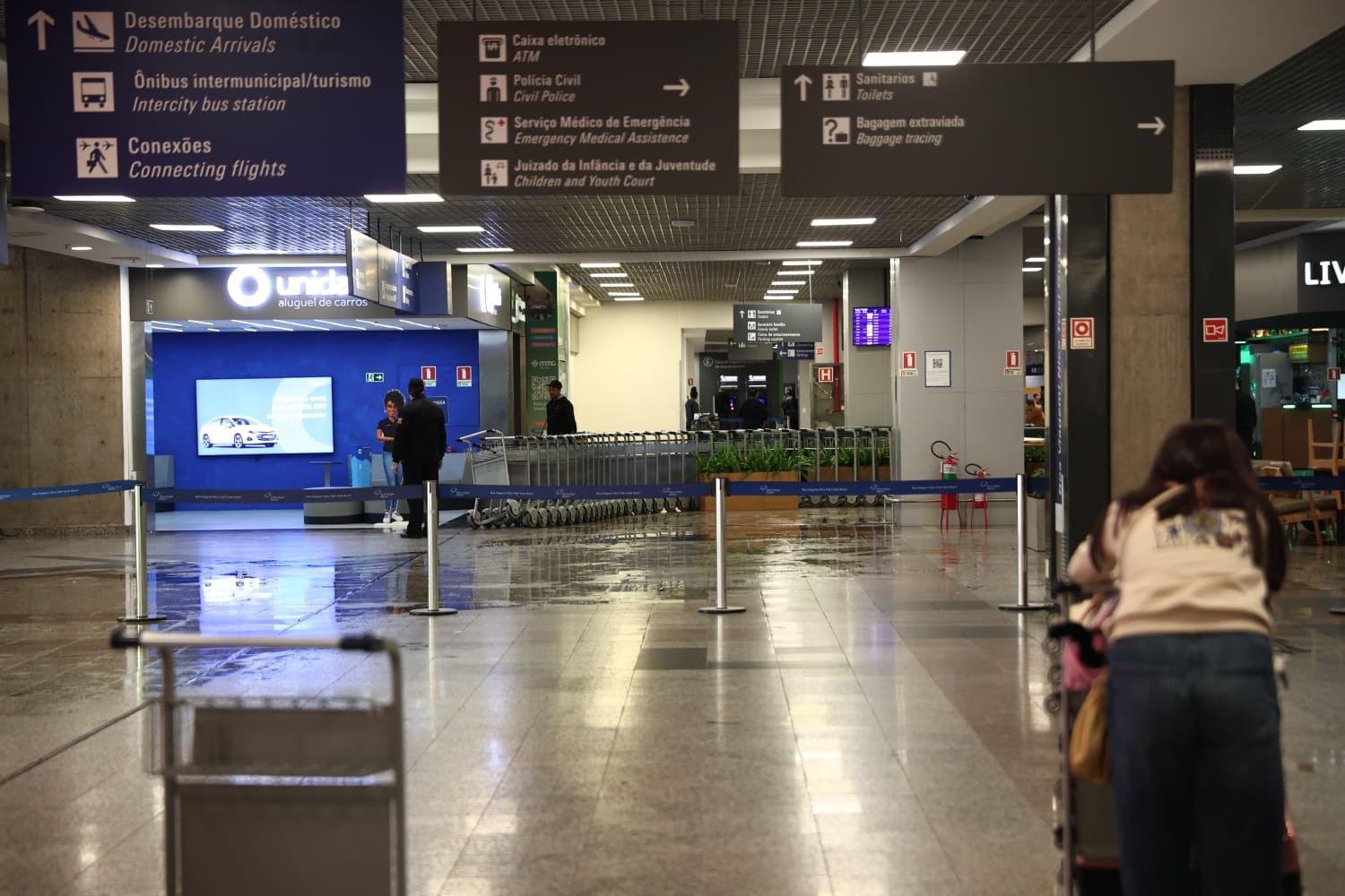 Parte do teto do Aeroporto Salgado Filho desaba durante chuva em Porto Alegre 