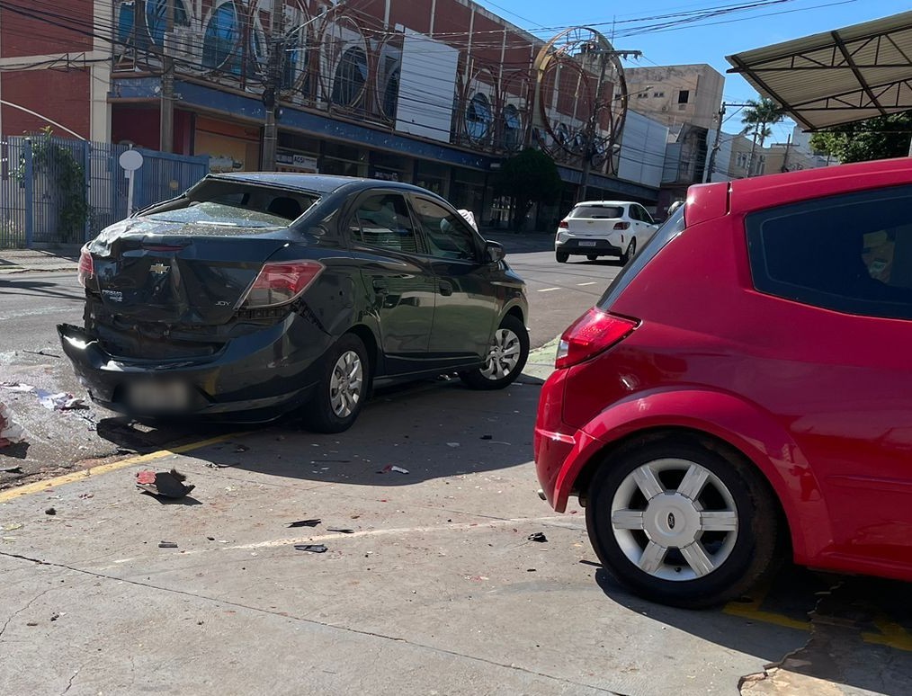 Homem morre esmagado após perder controle da direção e bater carro em dois veículos estacionados