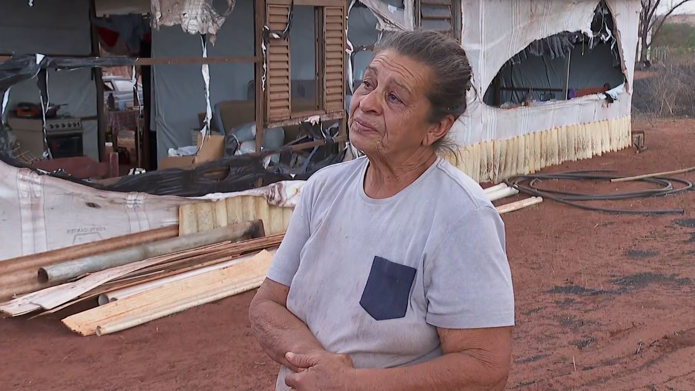 Mulher que se arriscou em queimada no interior de SP para salvar animais tem casa de lona destruída por fogo