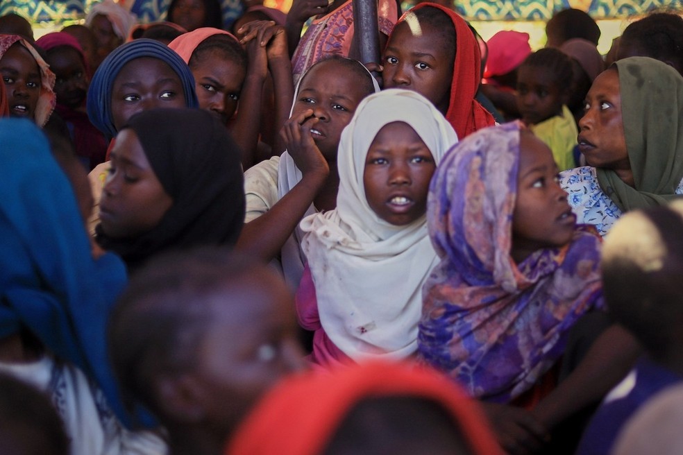 Foto divulgada pelo Conselho Norueguês para Refugiados (NRC) mostra mulheres e crianças deslocadas de El Fasher para um campo de refúgio em Tawila, no Sudão — Foto: NRC via AP