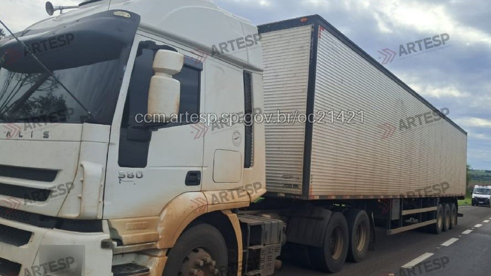 2 de 2
Motorista de carreta n&atilde;o apresentou ferimentos ap&oacute;s acidente em Paragua&ccedil;u Paulista (SP) &mdash; Foto: Portal CCM &mdash; ARTESP (ccm.artesp.sp.gov.br)