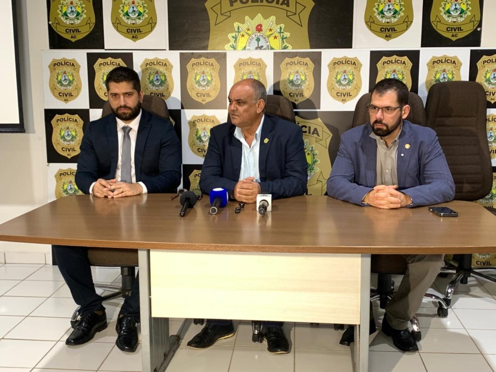 Delegado Igor Brito, responsável pela investigação, concedeu coletiva ao lado do delegado geral José Henrique Maciel e do secretário estadual de Saúde Pedro Pascoal — Foto: Lucas Thadeu/Rede Amazônica Acre