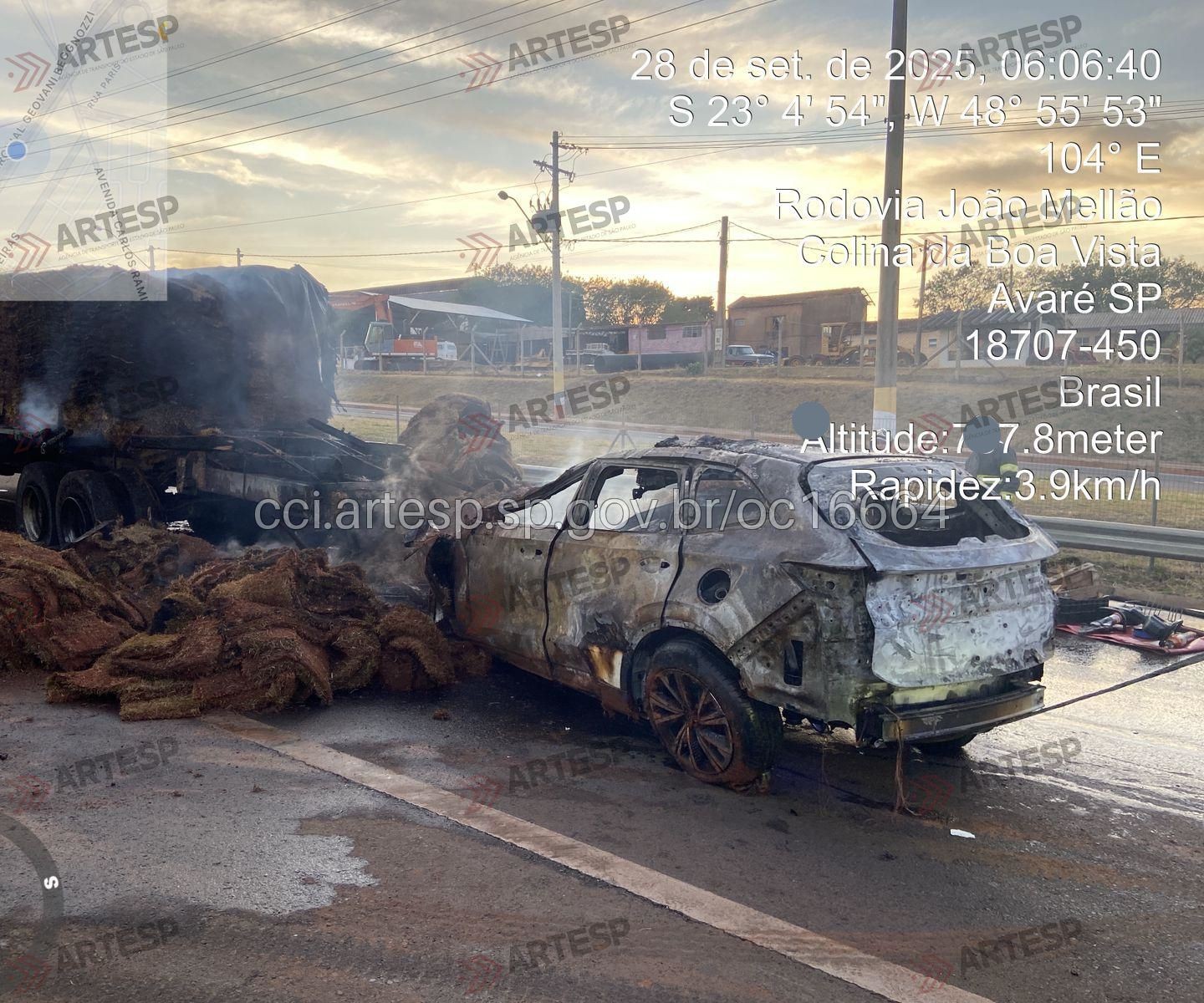Carro pega fogo após bater na traseira de caminhão em rodovia de Avaré; uma pessoa morreu