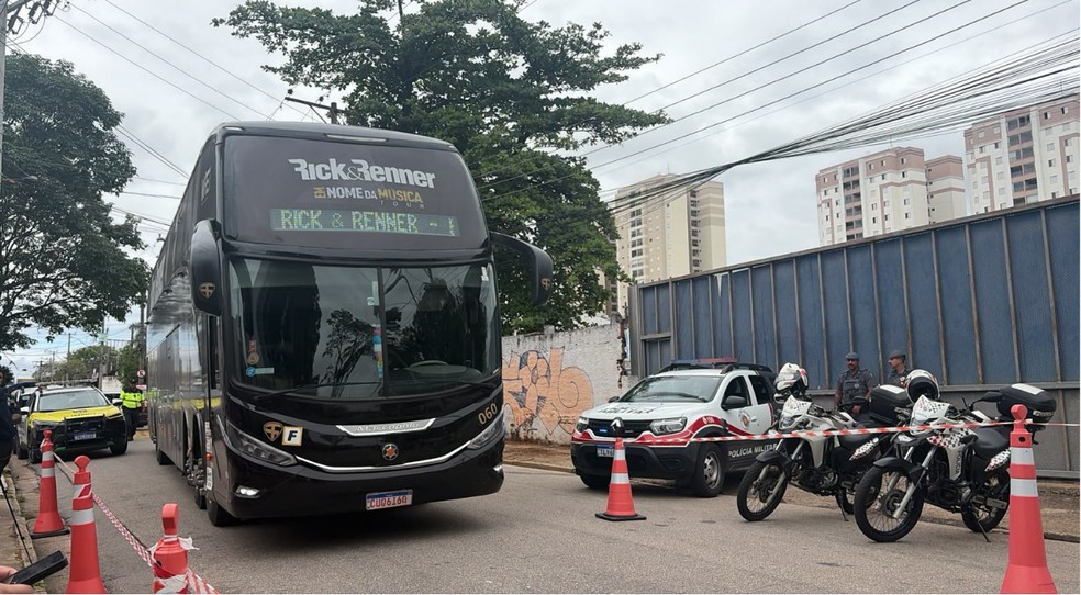 Ônibus com familiares, amigos e músicos da banda da dupla Rick e Renner chega para o velório do cantor Rick, em Sorocaba (SP) — Foto: Beatriz Pereira/g1