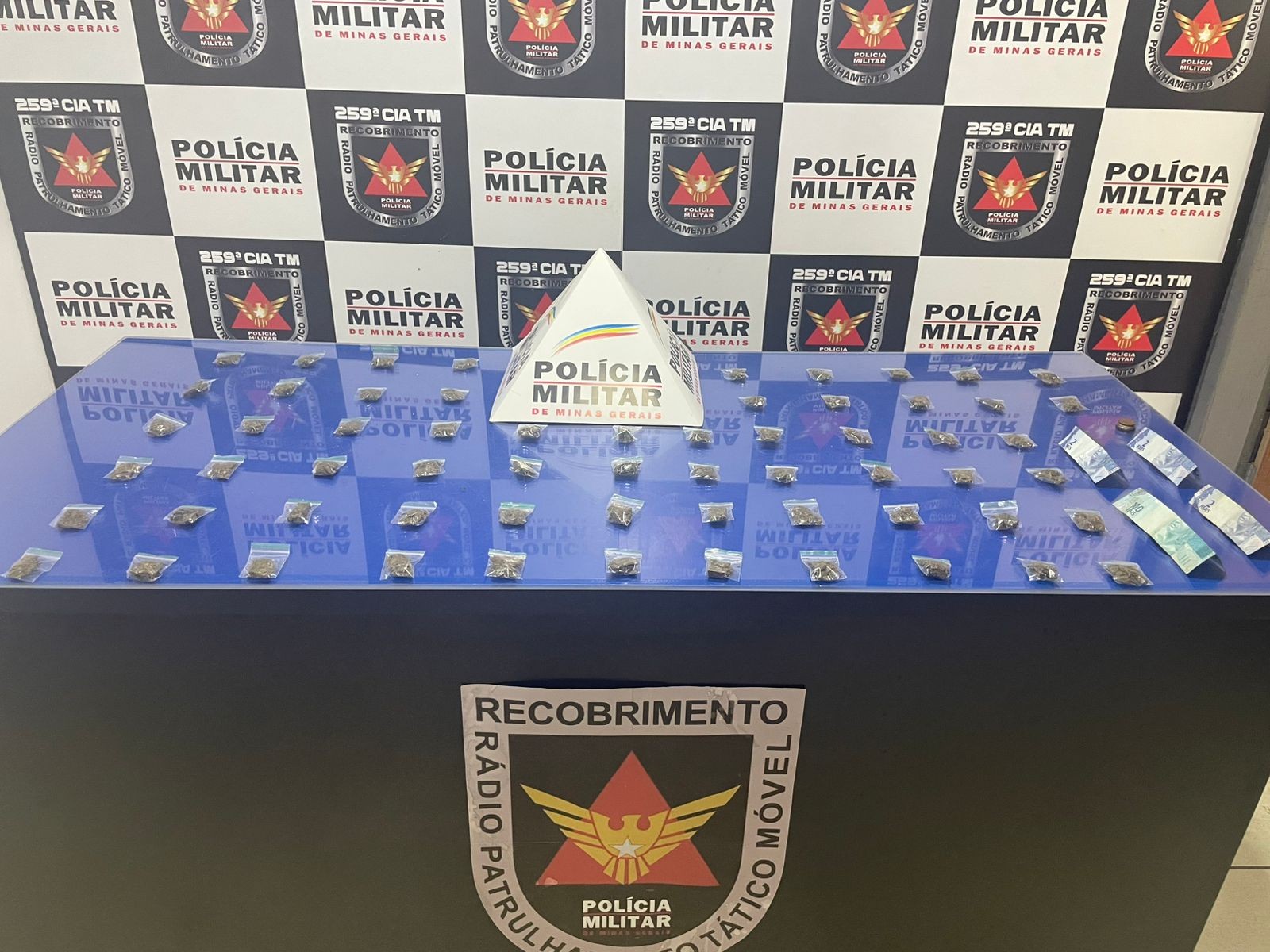 Dois menores de 17 anos são detidos após denúncias de que eles estavam vendendo maconha na avenida Beira Rio, em Pirapora