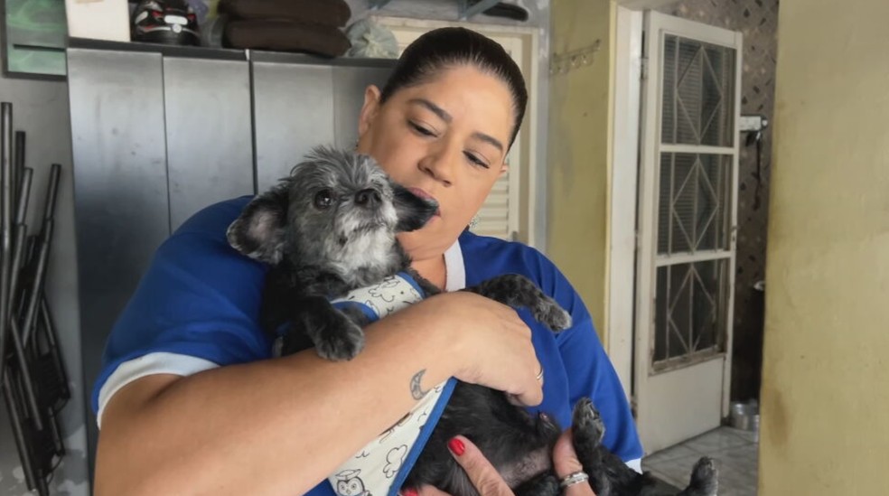 Cristiane Ribeiro da Silva é operadora de caixa e tutora do Thor, que tem 11 anos — Foto: TV TEM/Reprodução