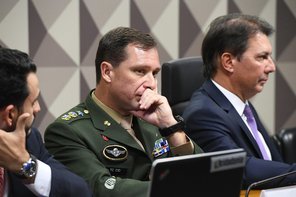 Mauro Cid, ex-ajudante de ordens de Bolsonaro, na CPI dos Atos Golpistas — Foto: Geraldo Magela/Agência Senado