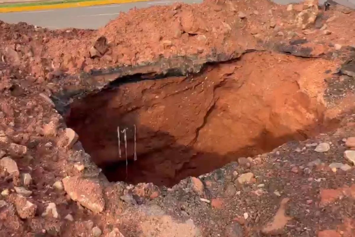 Cratera perto de shopping interdita pista e gera perigo em via de Campo Grande; VÍDEO