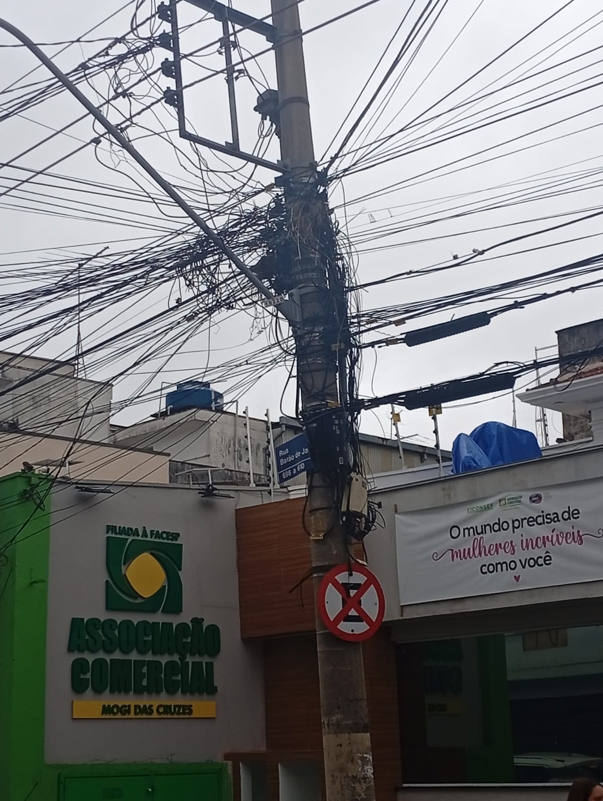 Excesso de fios em postes é alvo de reclamações de comerciantes em Mogi das Cruzes