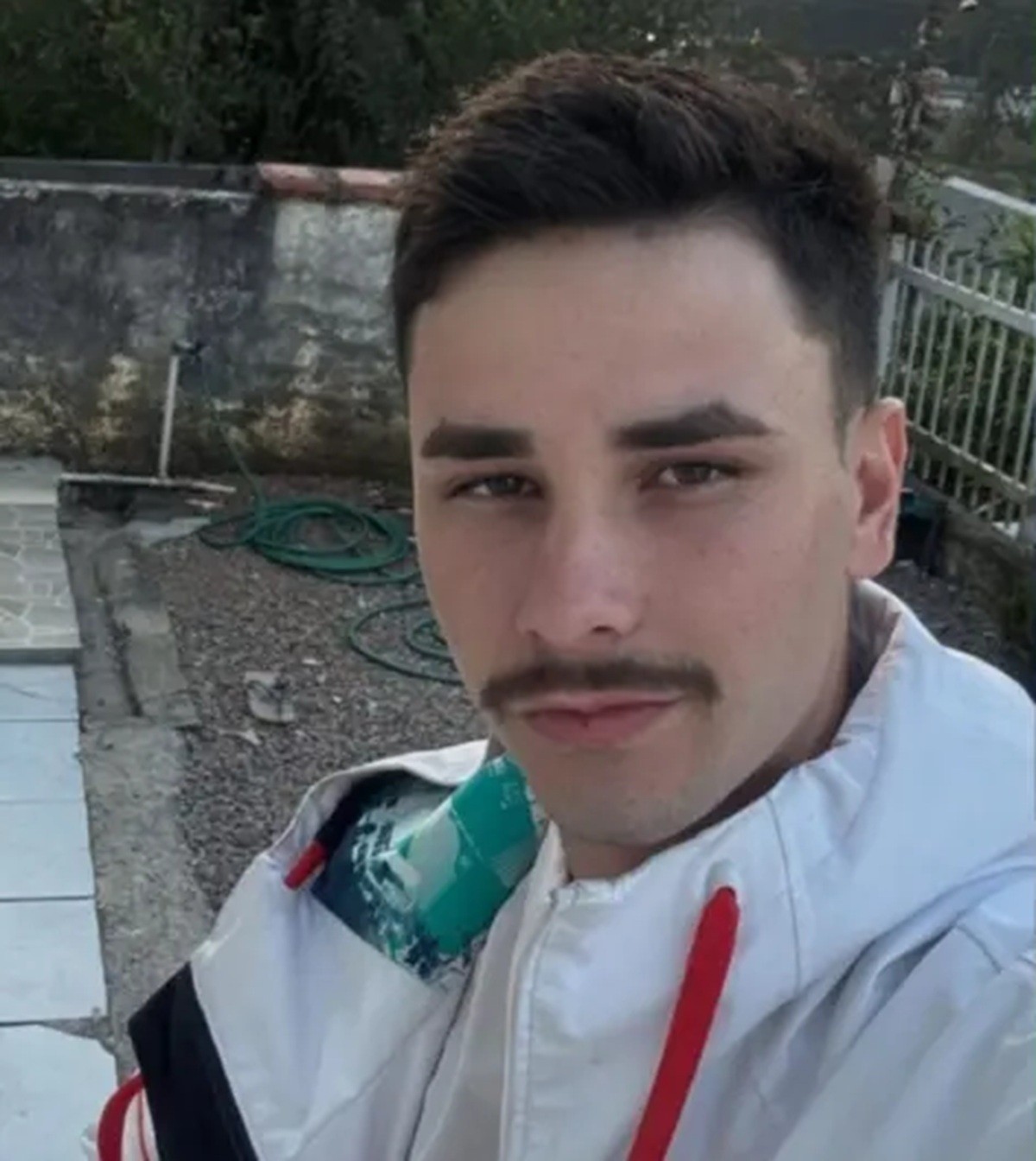 Jovem morre e outros dois ficam feridos após carro capotar em SC