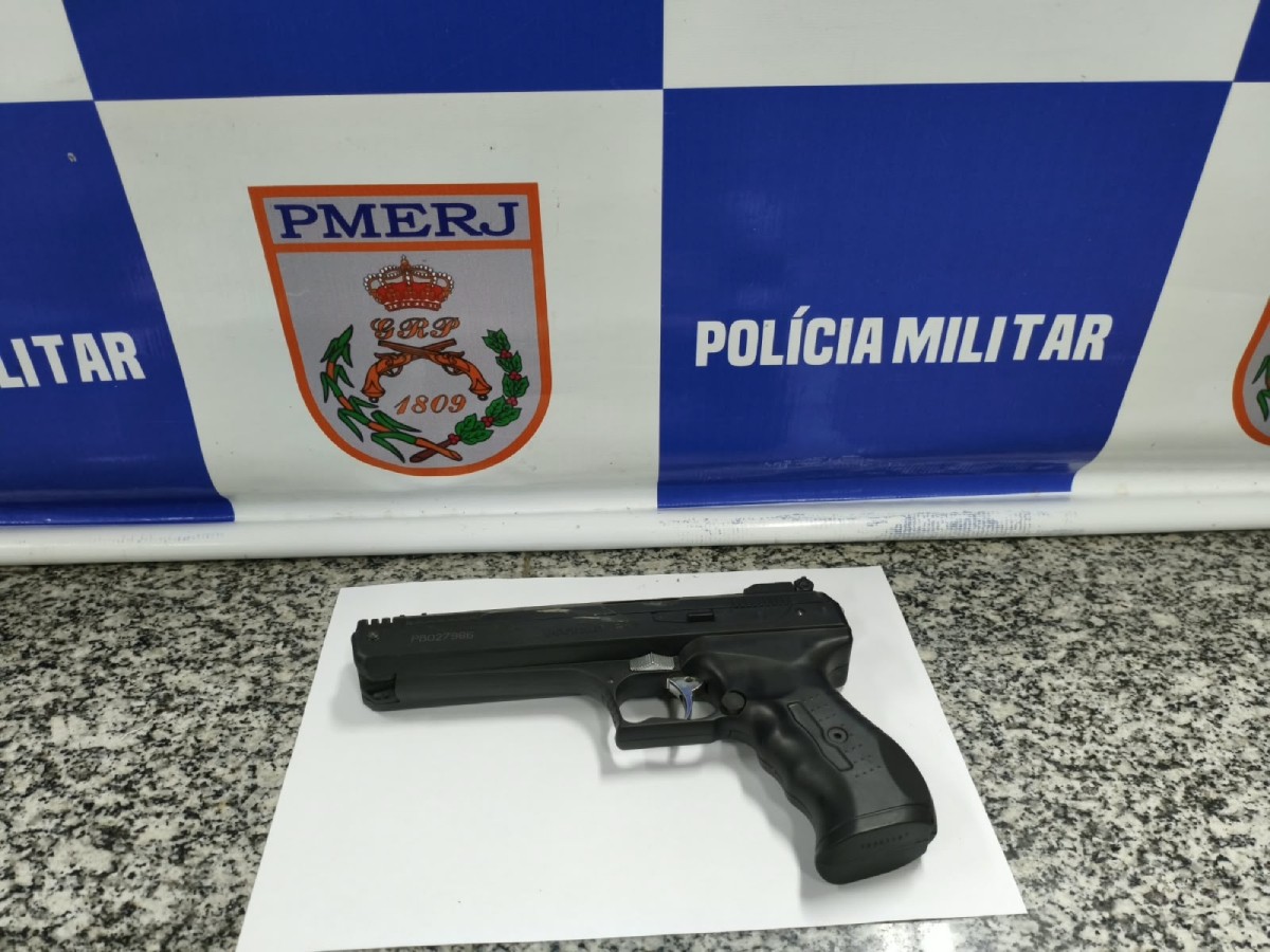Homem com réplica de pistola é preso por importunação sexual em Paty do Alferes