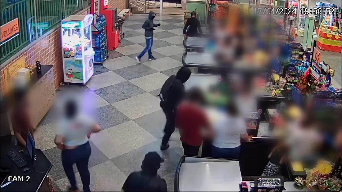 VÍDEO: Bandidos fazem arrastão e rendem clientes e funcionários no Gama, no DF 