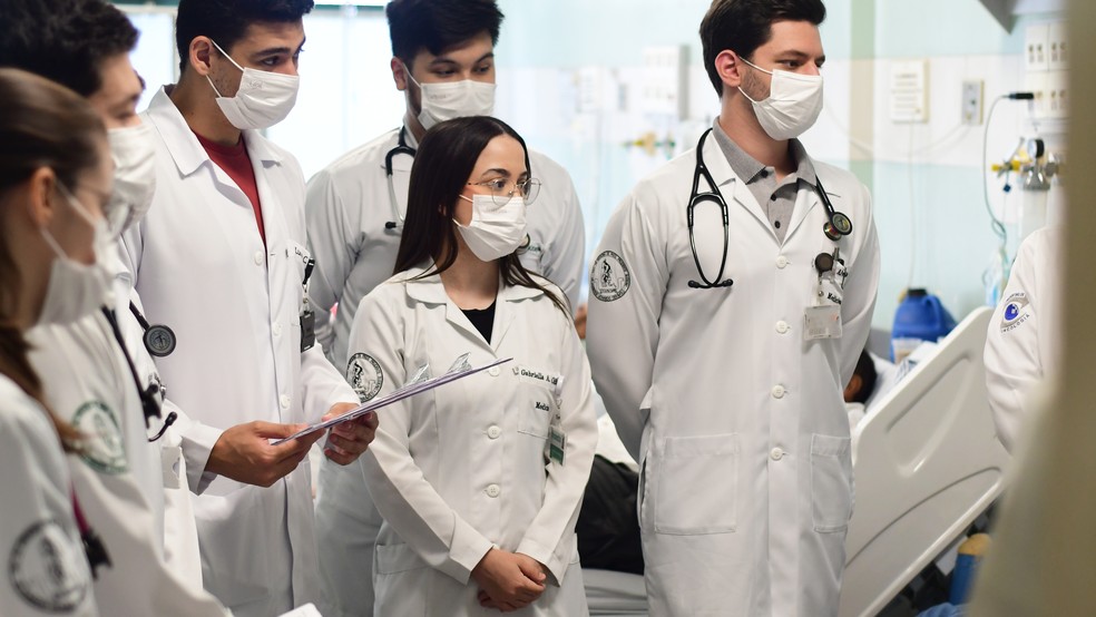 Alunos do curso de Medicina da Unoeste durante atividades práticas do internato, vivenciando a rotina real de atendimento sob supervisão docente — Foto: Ector Gervasoni