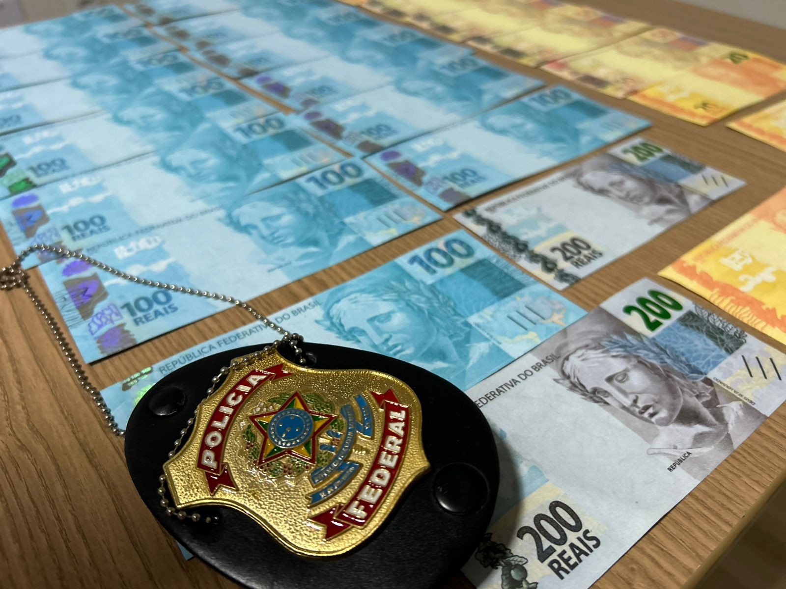 Mulher é presa no Norte de MG ao receber encomenda de dinheiro falso enviada por suposto serviço gráfico do RJ