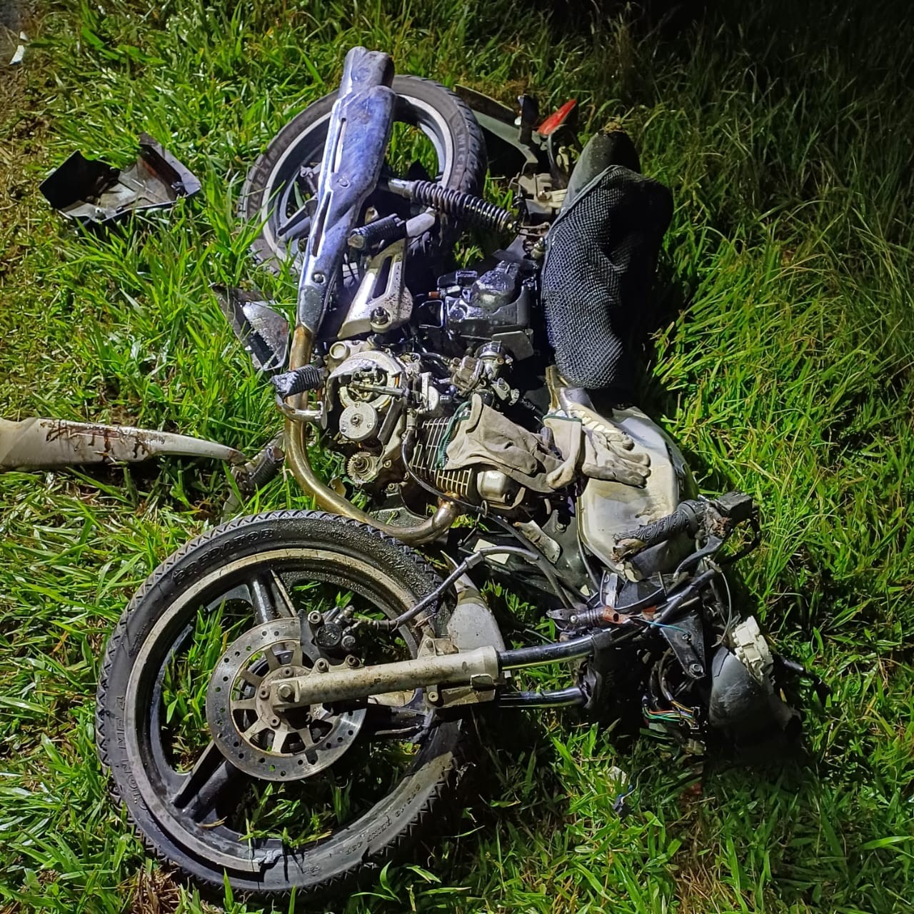 Homem morre após cair de moto e ser atropelado por carreta na Via Dutra, em Itatiaia