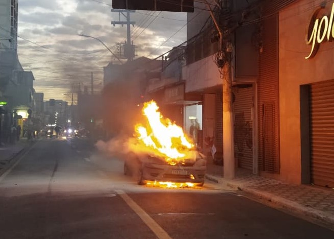 VÍDEO: Carro fica completamente em chamas na região central de Taubaté