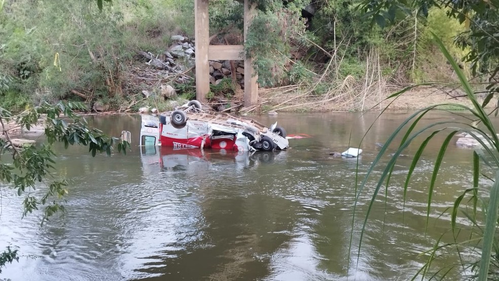 Unidade de Resgate caiu em rio após colisão — Foto: Corpo de Bombeiros
