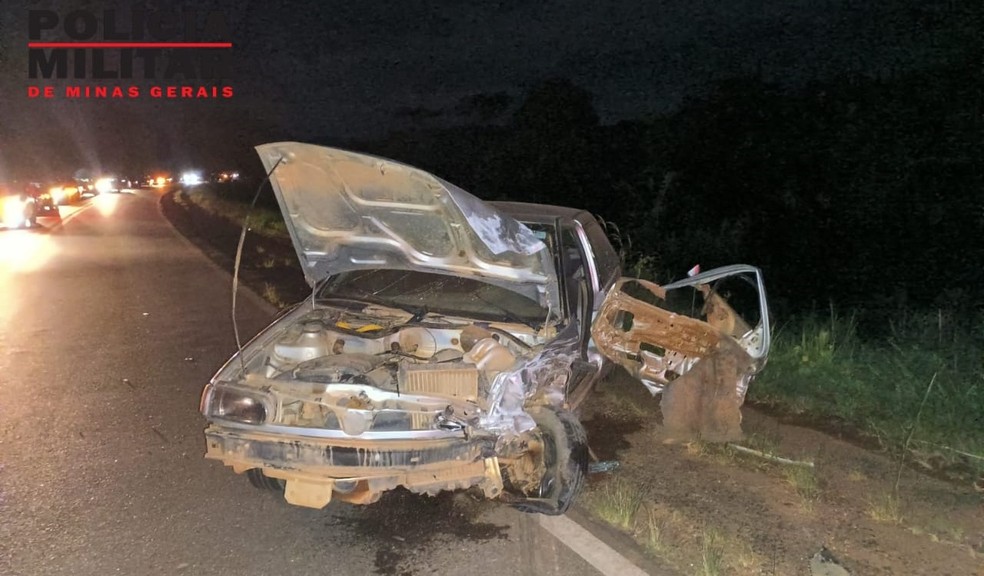 Condutor inabilitado e bêbado causa acidente entre três carros e deixa quatro feridos na MG-267, em Machado, MG — Foto: Polícia Militar Rodoviária