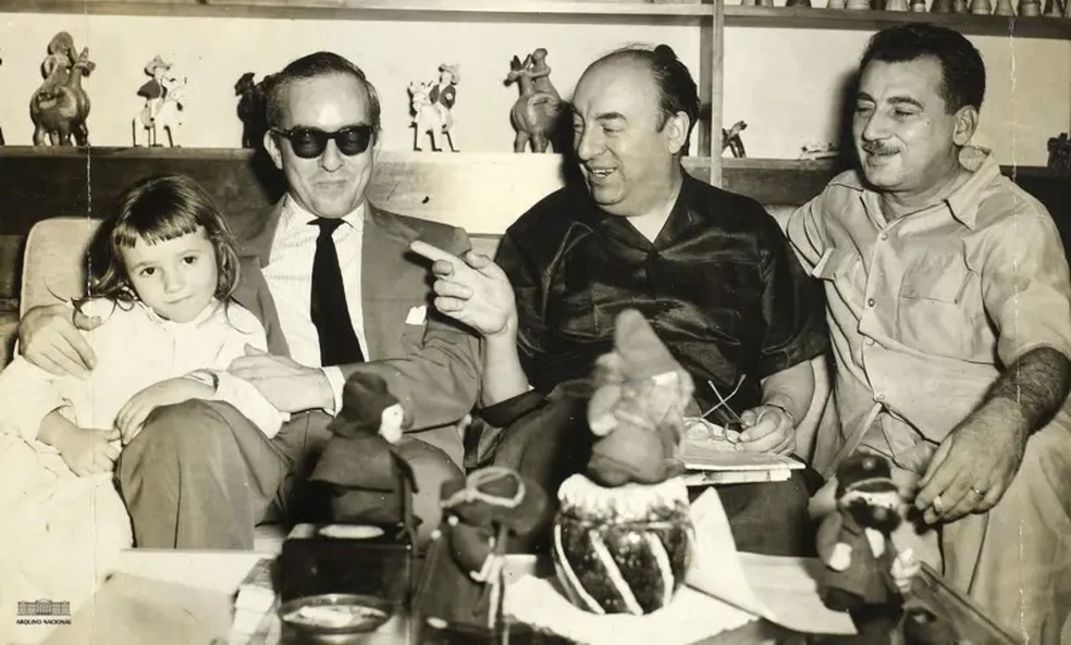 Vinicius com Pablo Neruda e Jorge Amado, em foto de 1956 — Foto: Arquivo Nacional