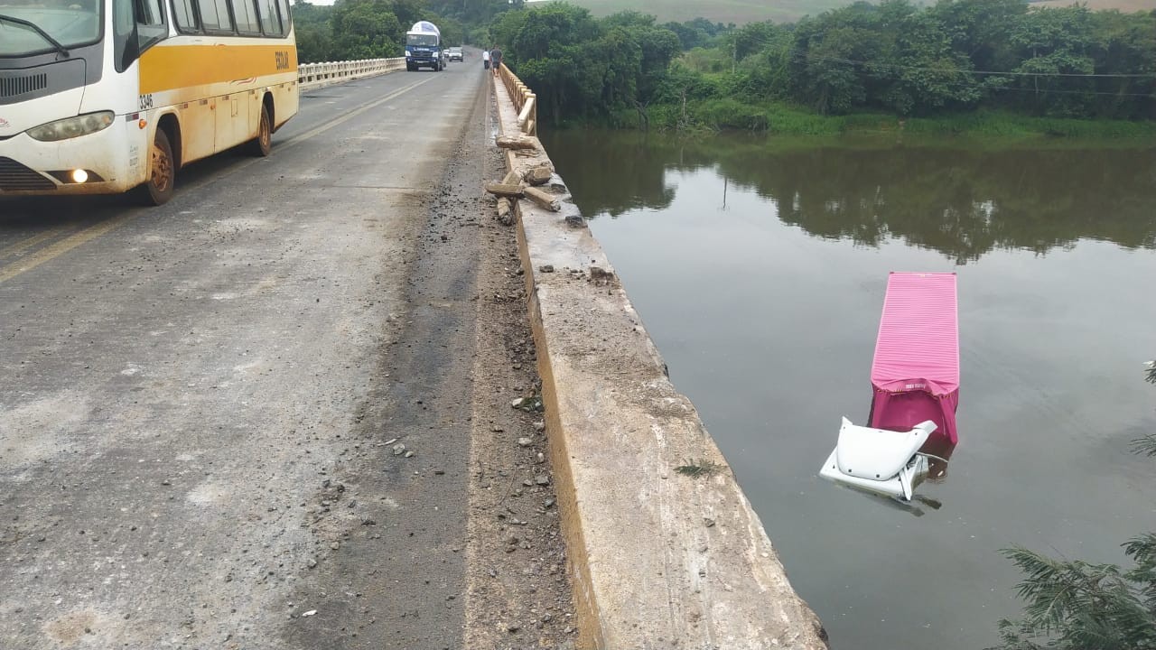 Caminhão fica submerso no Rio Tibagi após motorista perder controle e cair de ponte 