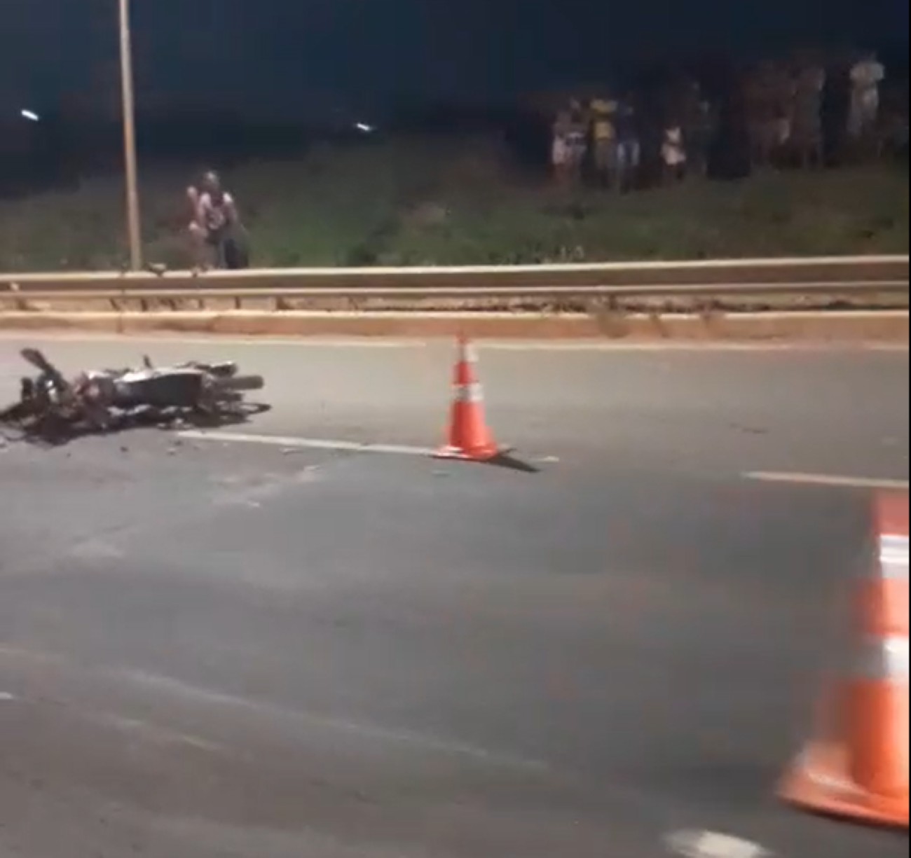 Motociclista morre após bater em carro e caminhão na BR-365 em Uberlândia