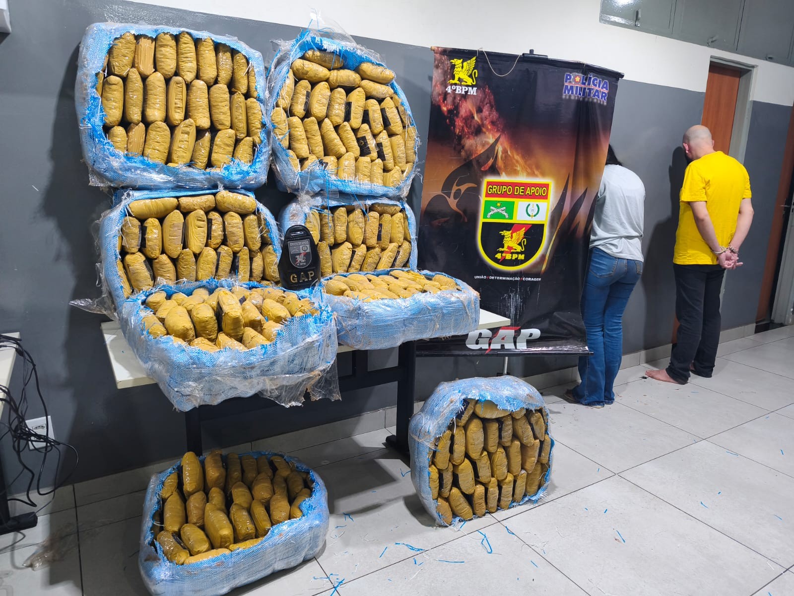 Casal é preso com mais de 200 tabletes de 'supermaconha' em Várzea Grande (MT)  