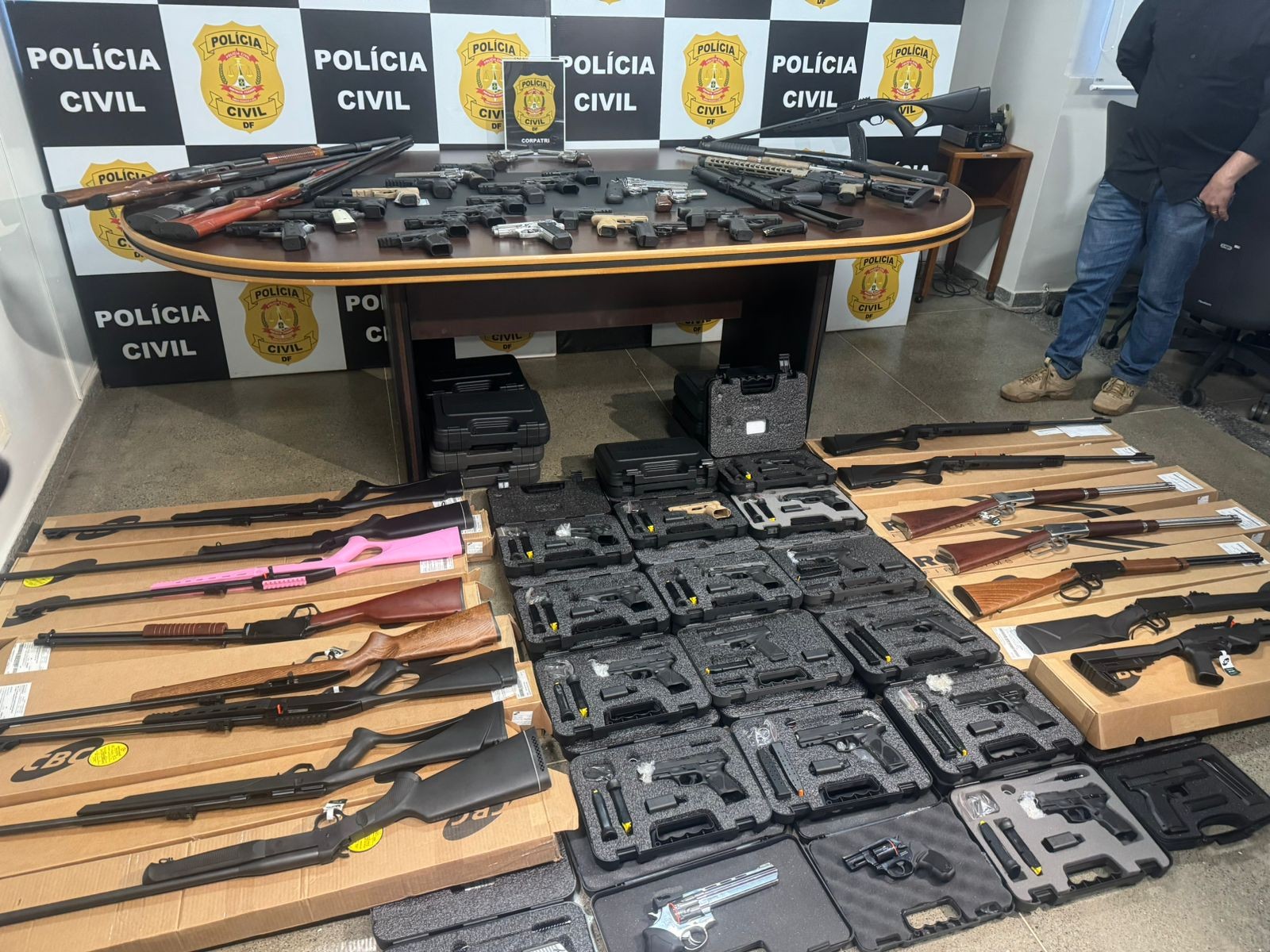 Polícia prende suspeitos de vender armas de loja do DF; dono comunicou falso roubo