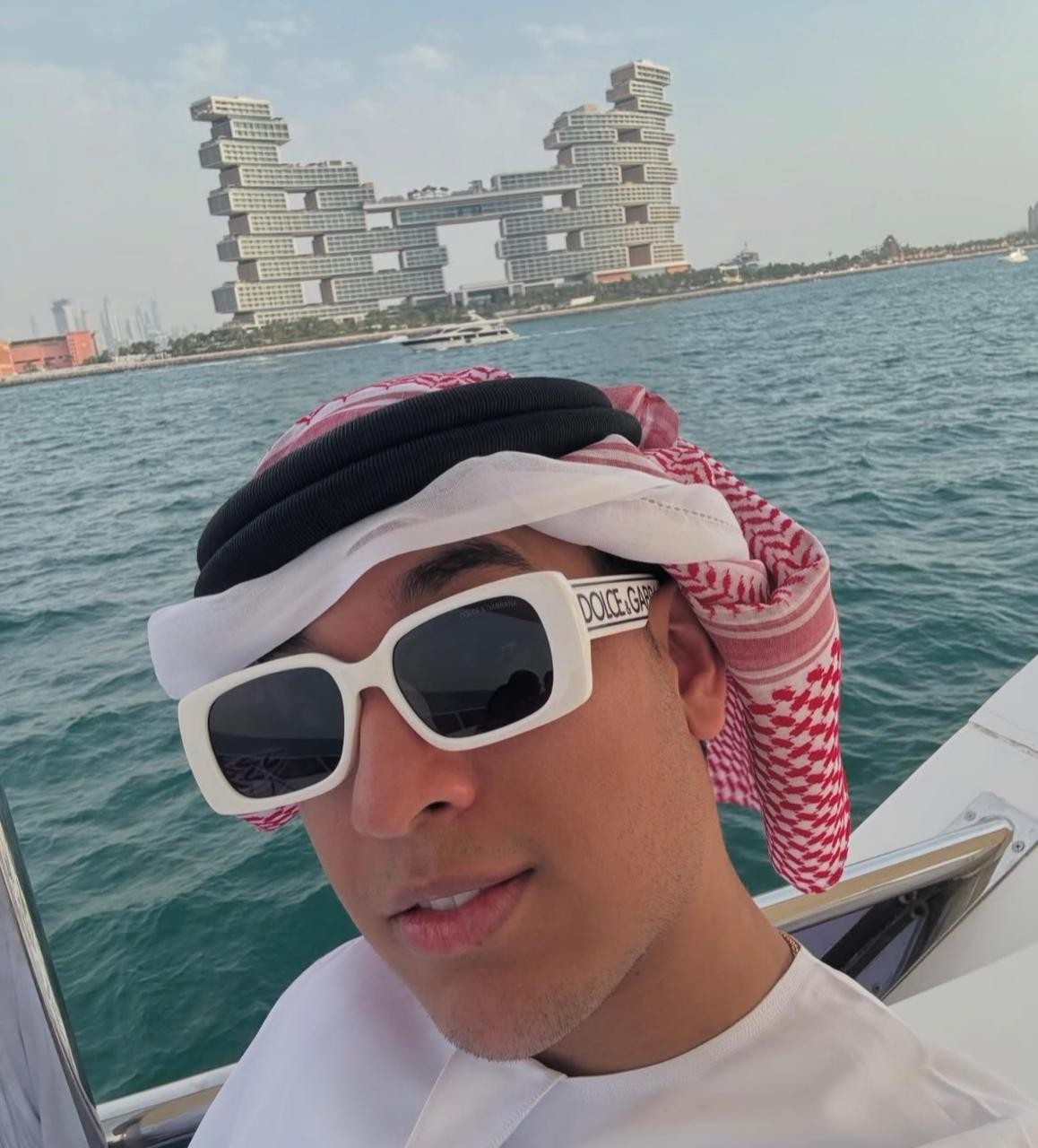Influencer 'Vini Sheik' conhecido por distribuir dinheiro e ostentar 'celular de ouro' é preso no Amapá