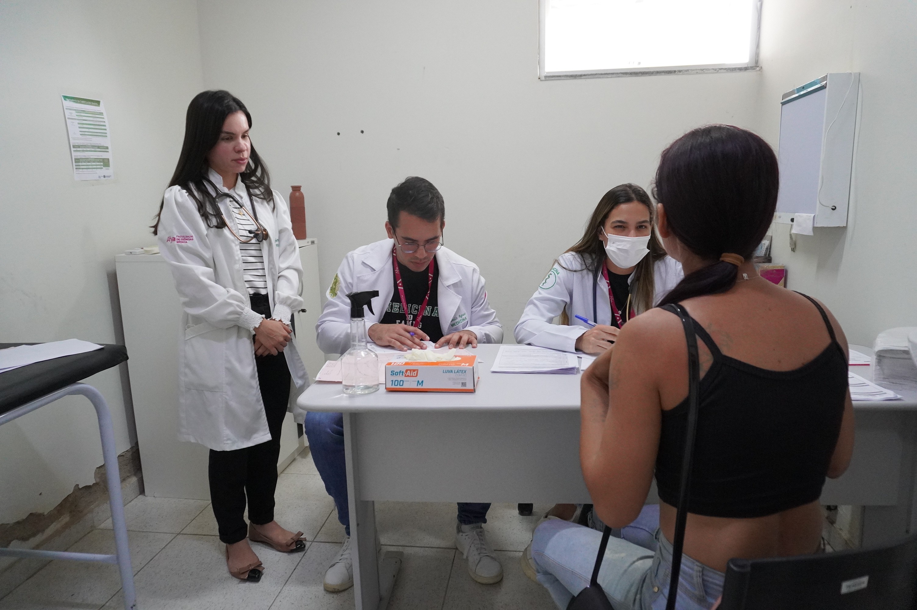 Da sala de aula para a rede de saúde: como a prática prepara futuros médicos