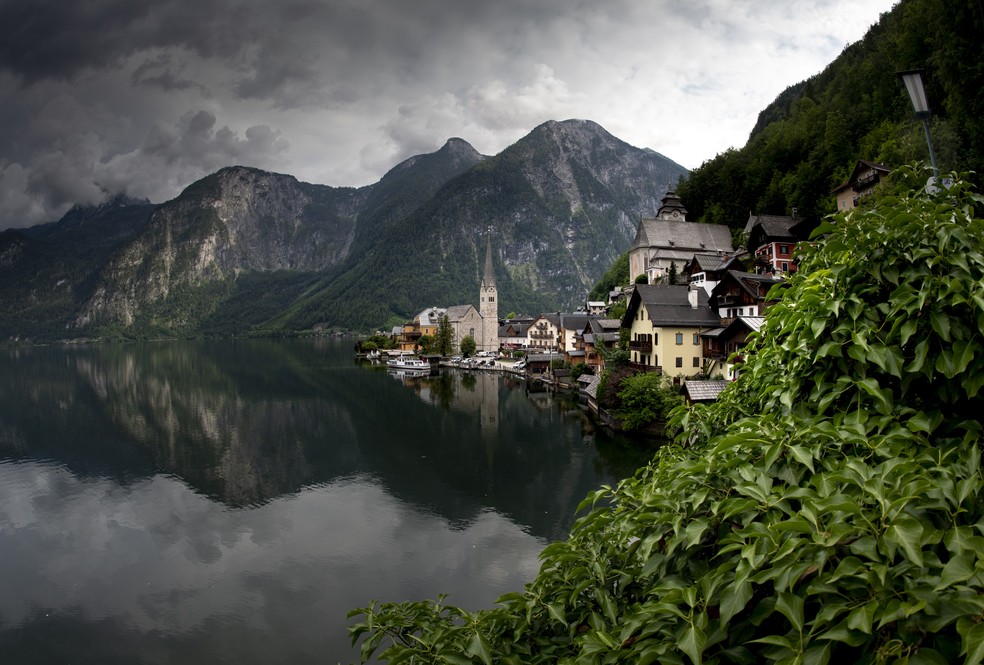Vista à distância da vila de Hallstatt, na Áustria em foto de junho de 2020 — Foto: AFP / JOE KLAMAR 