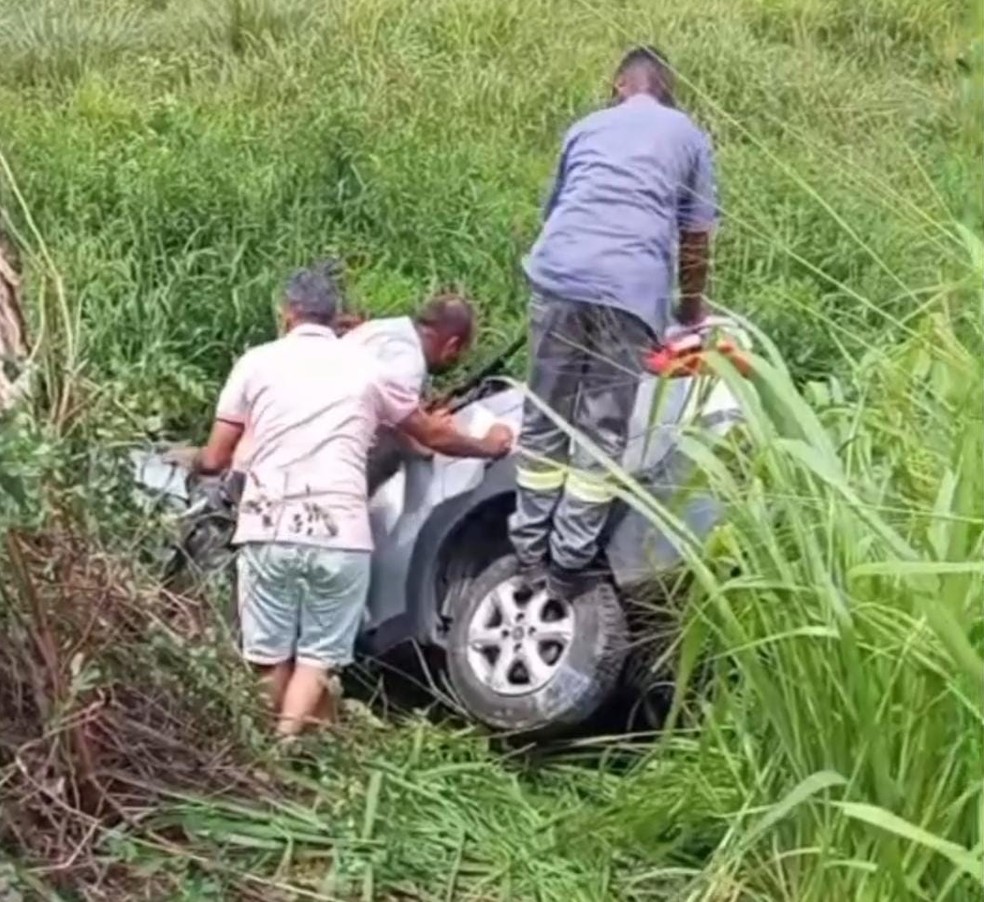 Picape saiu da pista após trafegar na contramão. — Foto: Reprodução/Redes Sociais