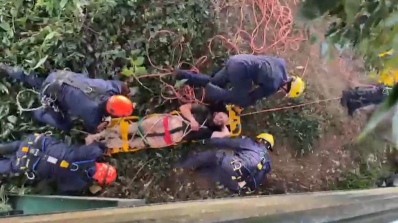 Motorista é resgatado após mais de 15 horas em mata de Veranópolis, dizem Bombeiros; veja vídeo