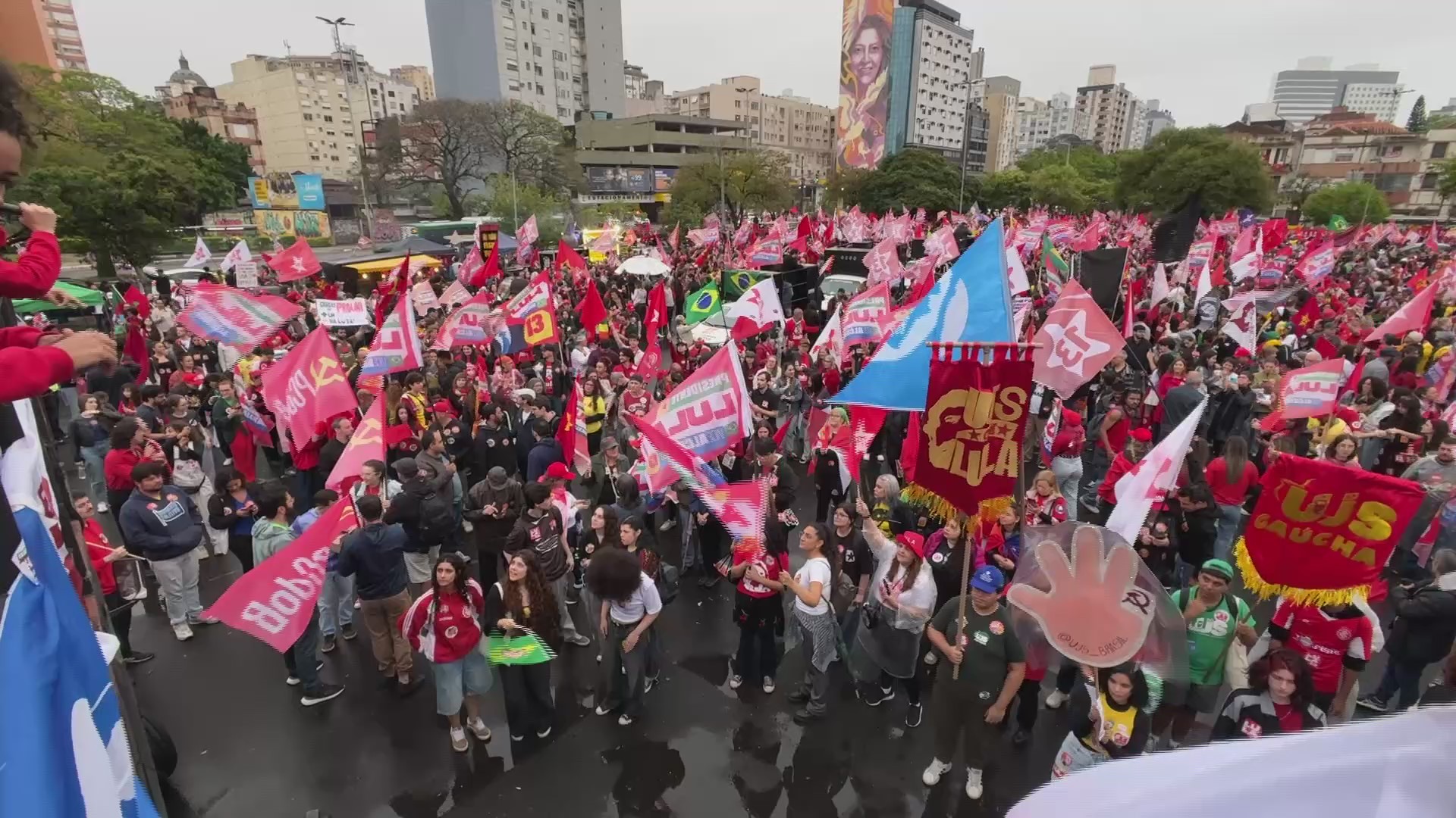 Apoiadores de Lula se reúnem para caminhada e ato em Porto Alegre
