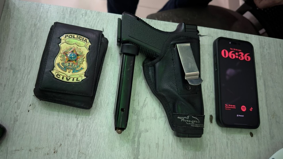 Polícia apreendeu um falso distintivo, uma réplica de pistola e um carregador com munição — Foto: PCPR