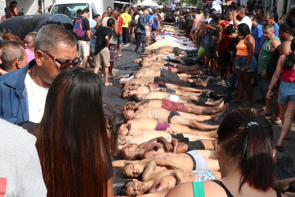 Moradores do Complexo da Penha, na Zona Norte do Rio de Janeiro, levam corpos para a Praça São Lucas, após a megaoperação mais letal da história do RJ. — Foto: Jose Lucena/The News S2/Estadão Conteúdo