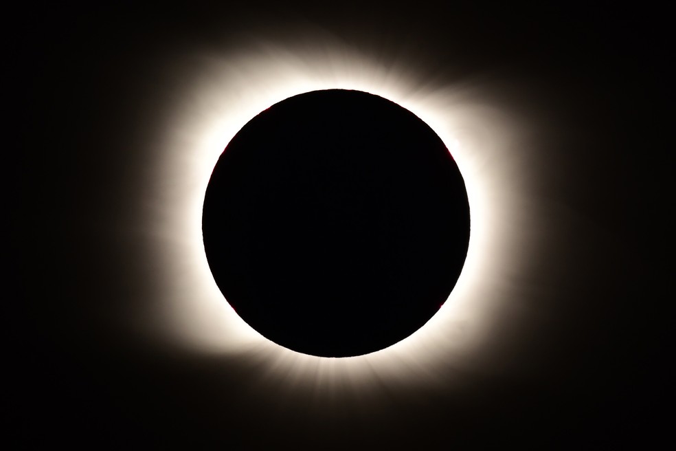 Foto mostra Sol totalmente encoberto pela Lua durante eclipse solar total. — Foto: Ronaldo Schemidt/AFP