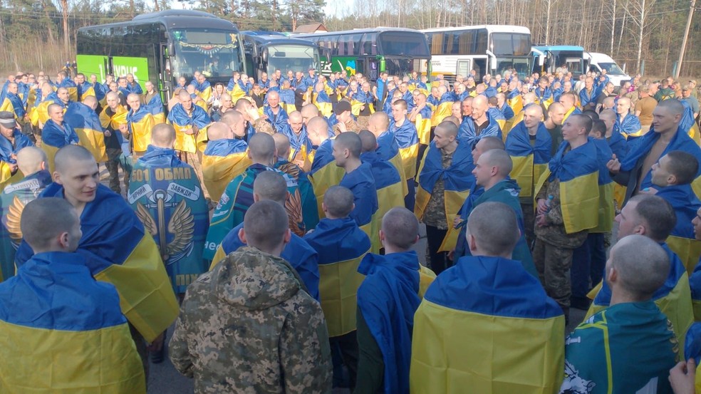 Soldados das Forças Armadas da Ucrânia retornaram de cativeiro russo — Foto: Reprodução X / Volodymyr Zelenskyy