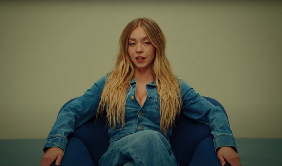 Sydney Sweeney em campanha publicitária da American Eagle — Foto: Reprodução/YouTube