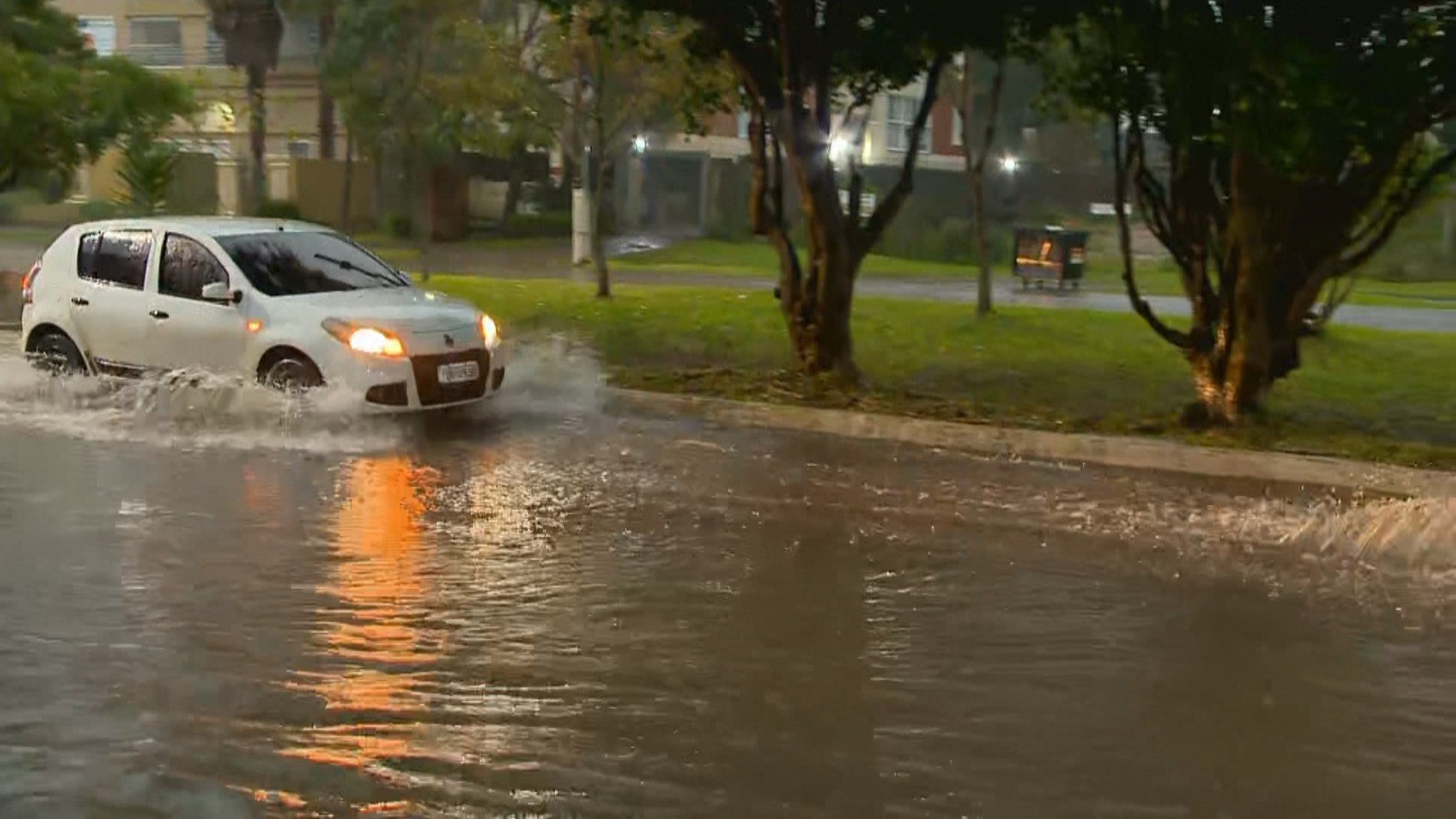 Porto Alegre amanhece com chuvarada, granizo e muito vento; interior registra alagamentos