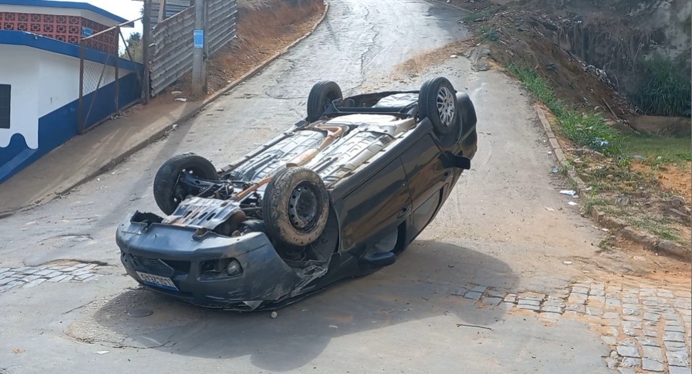 Motorista atropela mulher e carro capota em Manhuaçu 