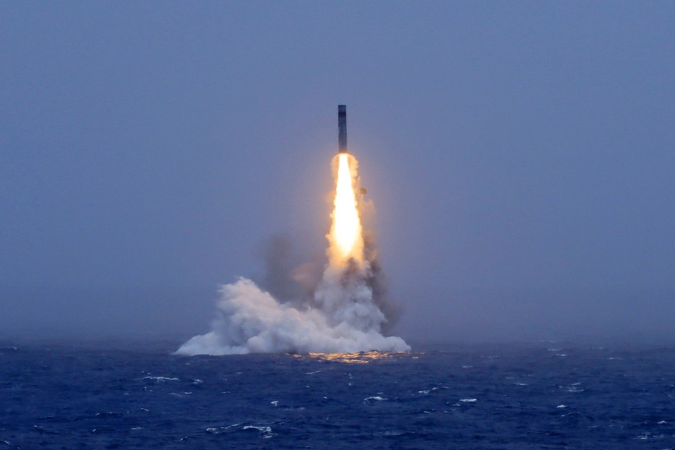 China testa lançamento de míssil balístico de submarino no Pacífico Sul em 6 de julho de 2026 — Foto: Li Xiangchao/Xinhua via AP