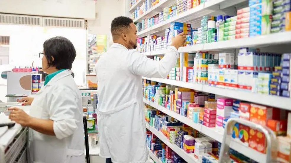 Entidades e especialistas orientam que consumidores só comprem medicamentos com tarja, como a tadalafila, se possuírem uma receita médica — Foto: Getty Images via BBC